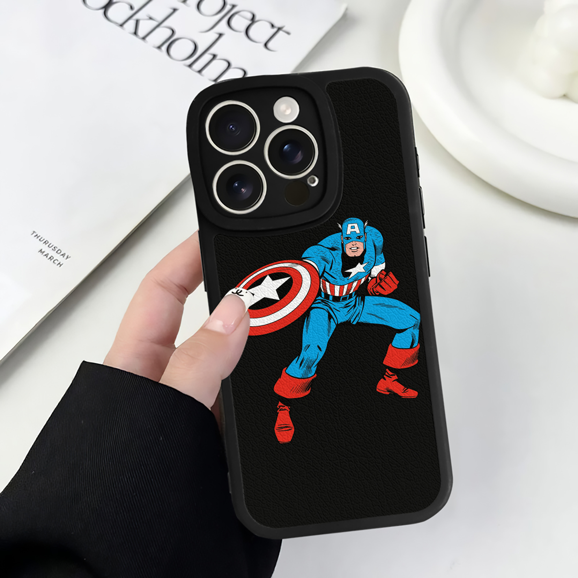 （画像用） アベンジャーズ The Avengers 【iPhone 16シリーズ対応】シリコンスマホケース（レザー調） 材質：シリコン